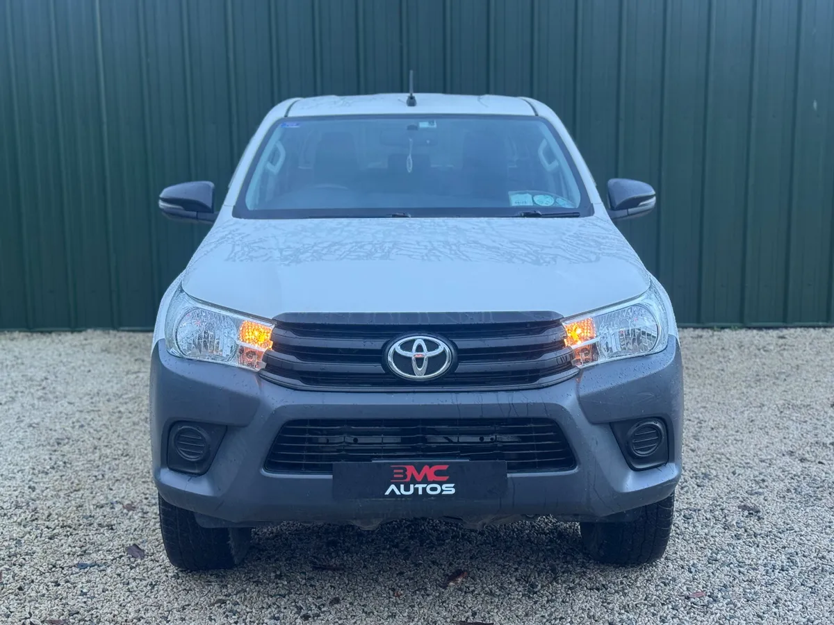 Toyota Hilux 2019 LOW MILES - Image 4
