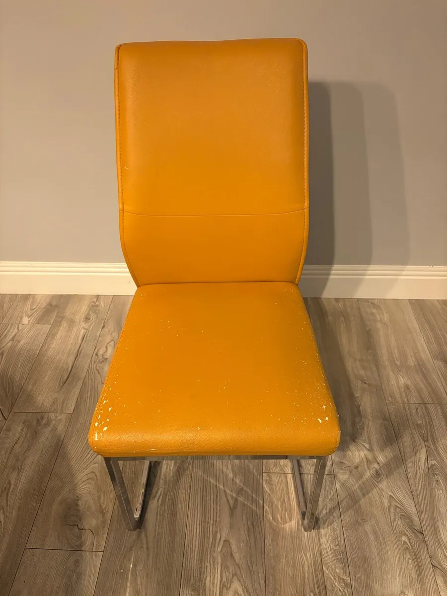 Table and chairs - Image 4