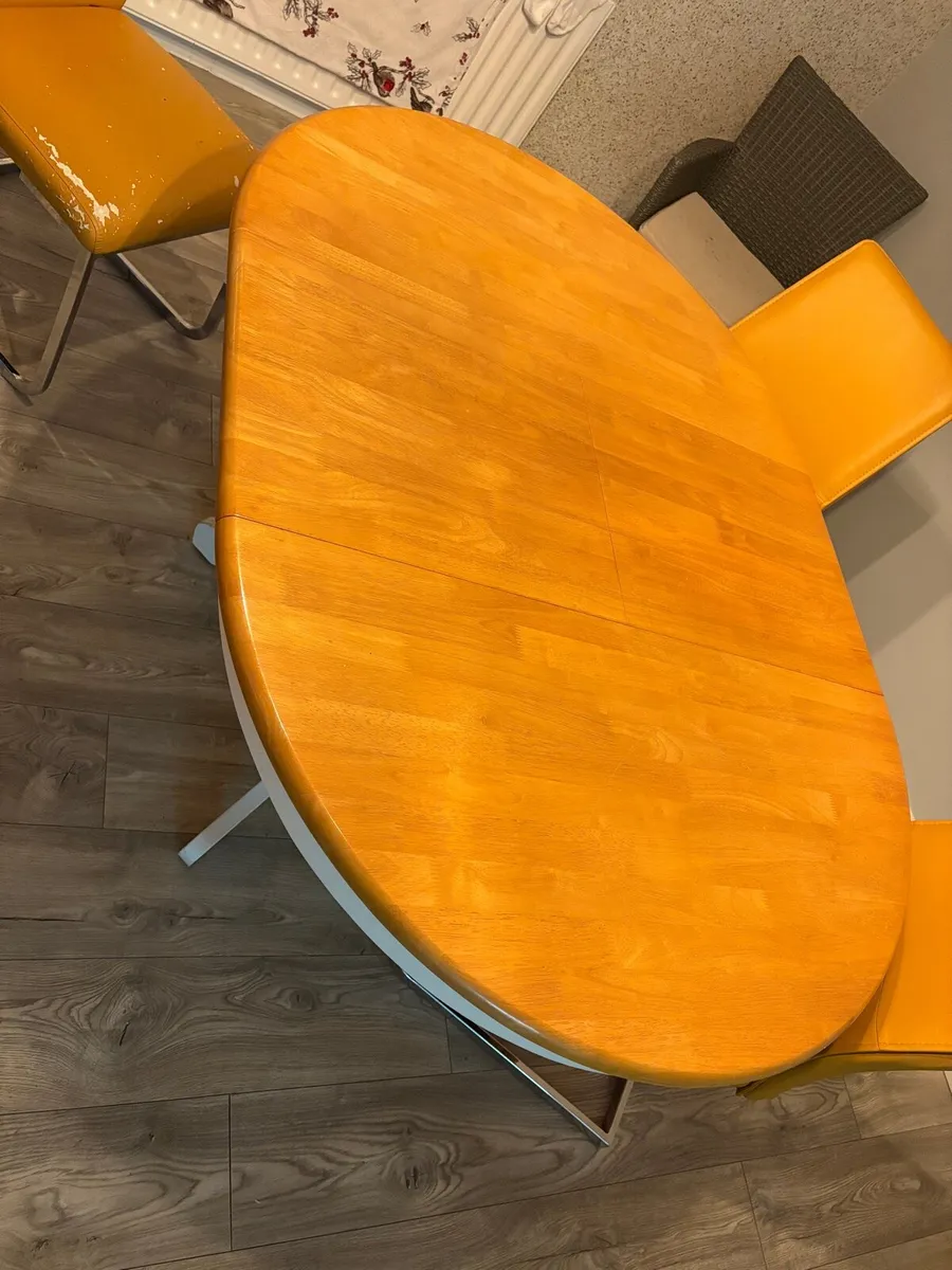 Table and chairs - Image 1