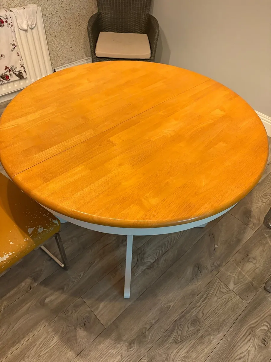 Table and chairs - Image 3