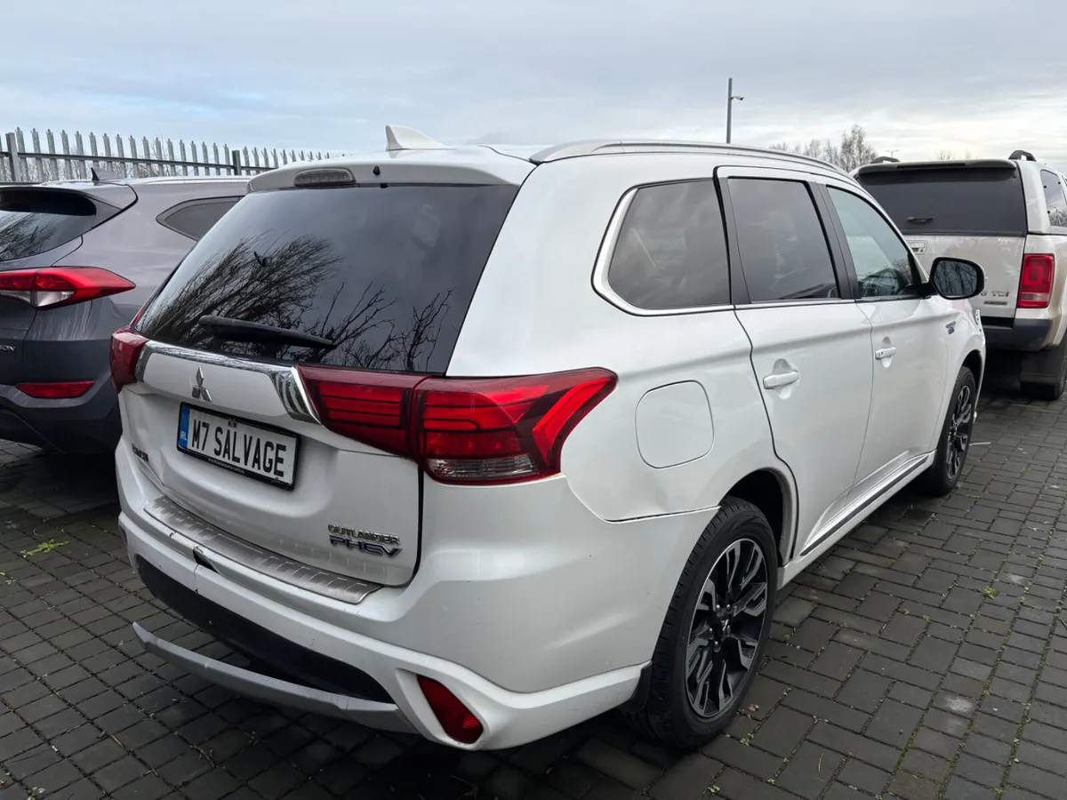 16 Outlander Hybrid 140k miles Drives - Image 4