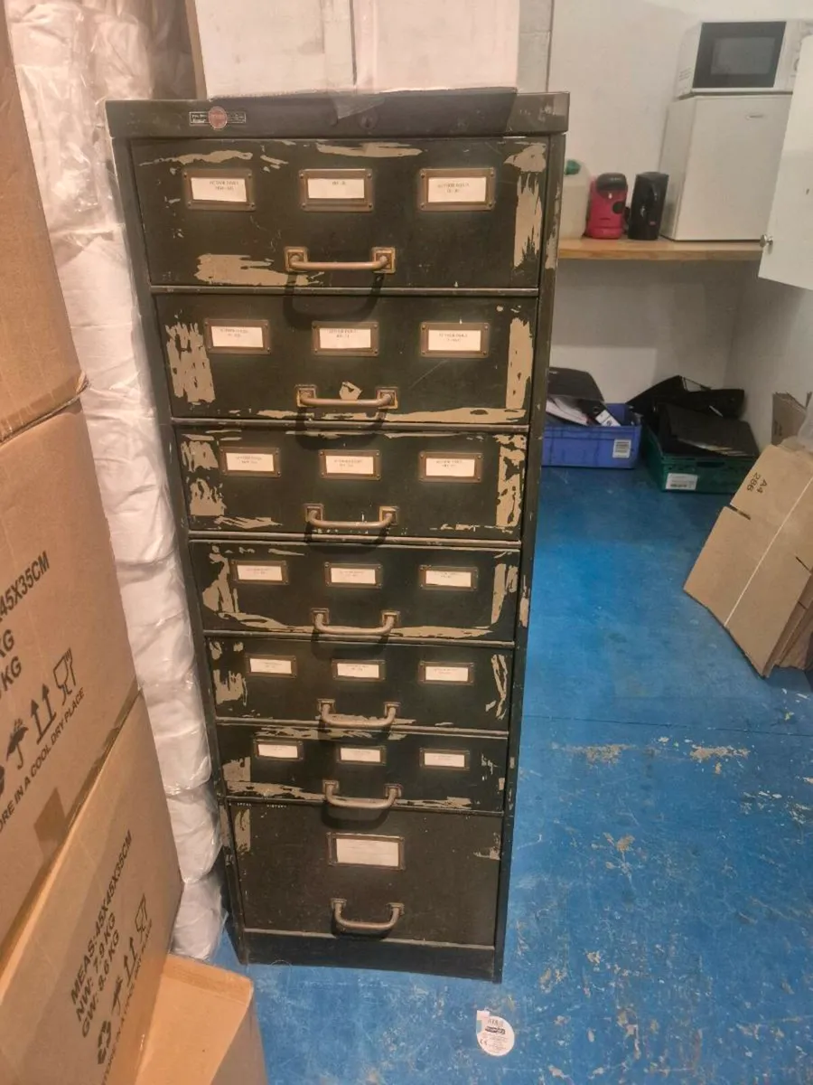 Office furniture - Image 1
