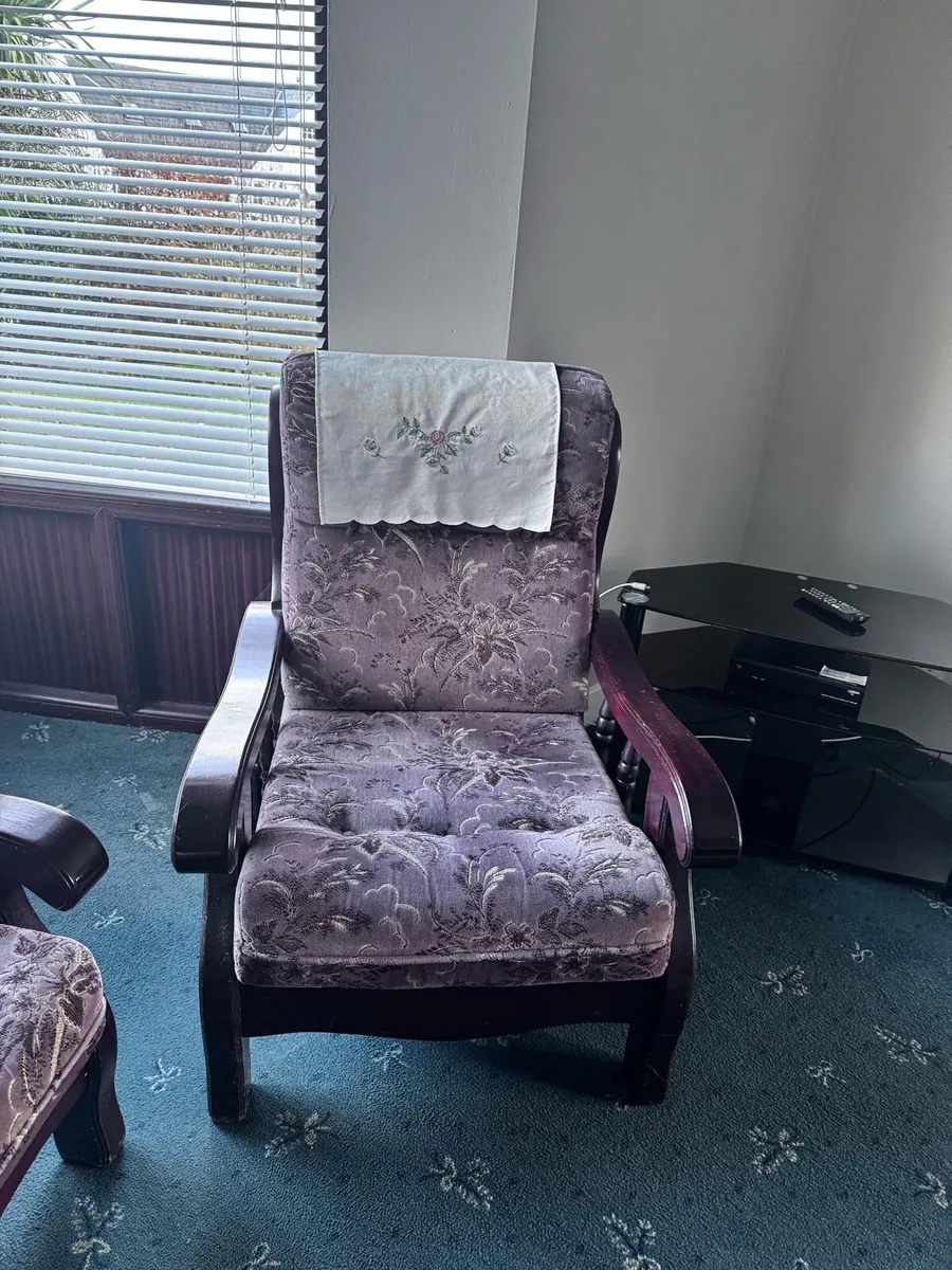 FREE- Couches, armchairs & table - Image 4