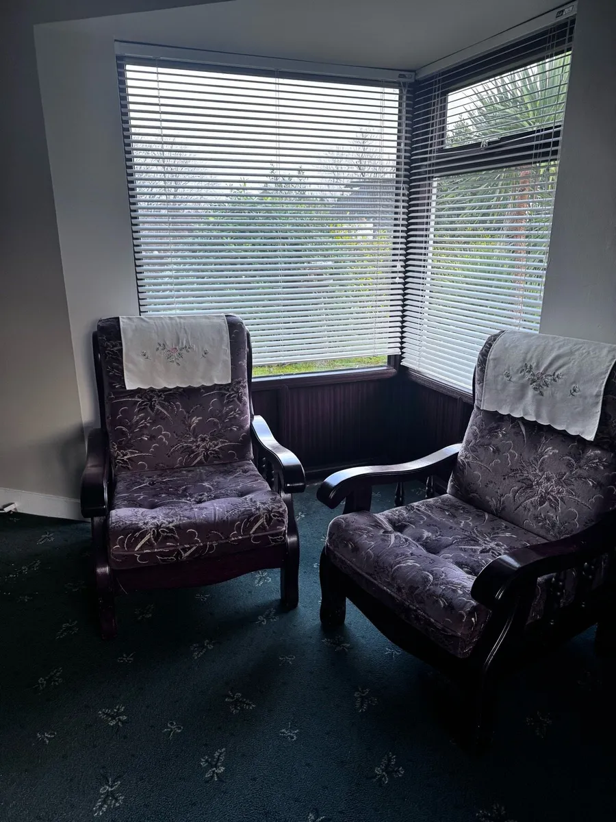 FREE- Couches, armchairs & table - Image 3