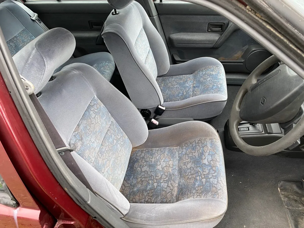 91 Nissan sunny auto 95 Renault 19 auto - Image 4