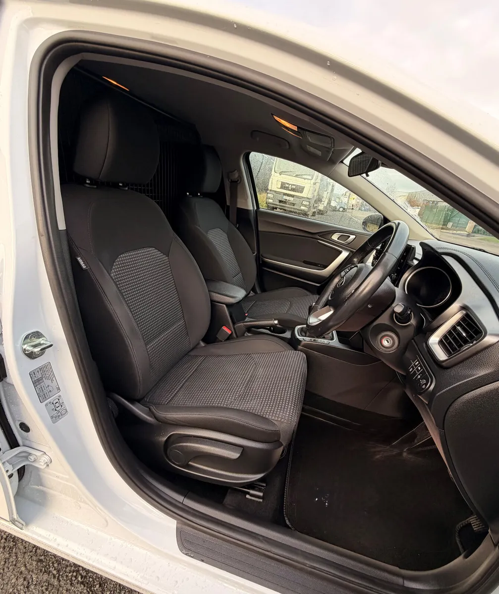 2021 Kia Ceed Commercial - Image 4