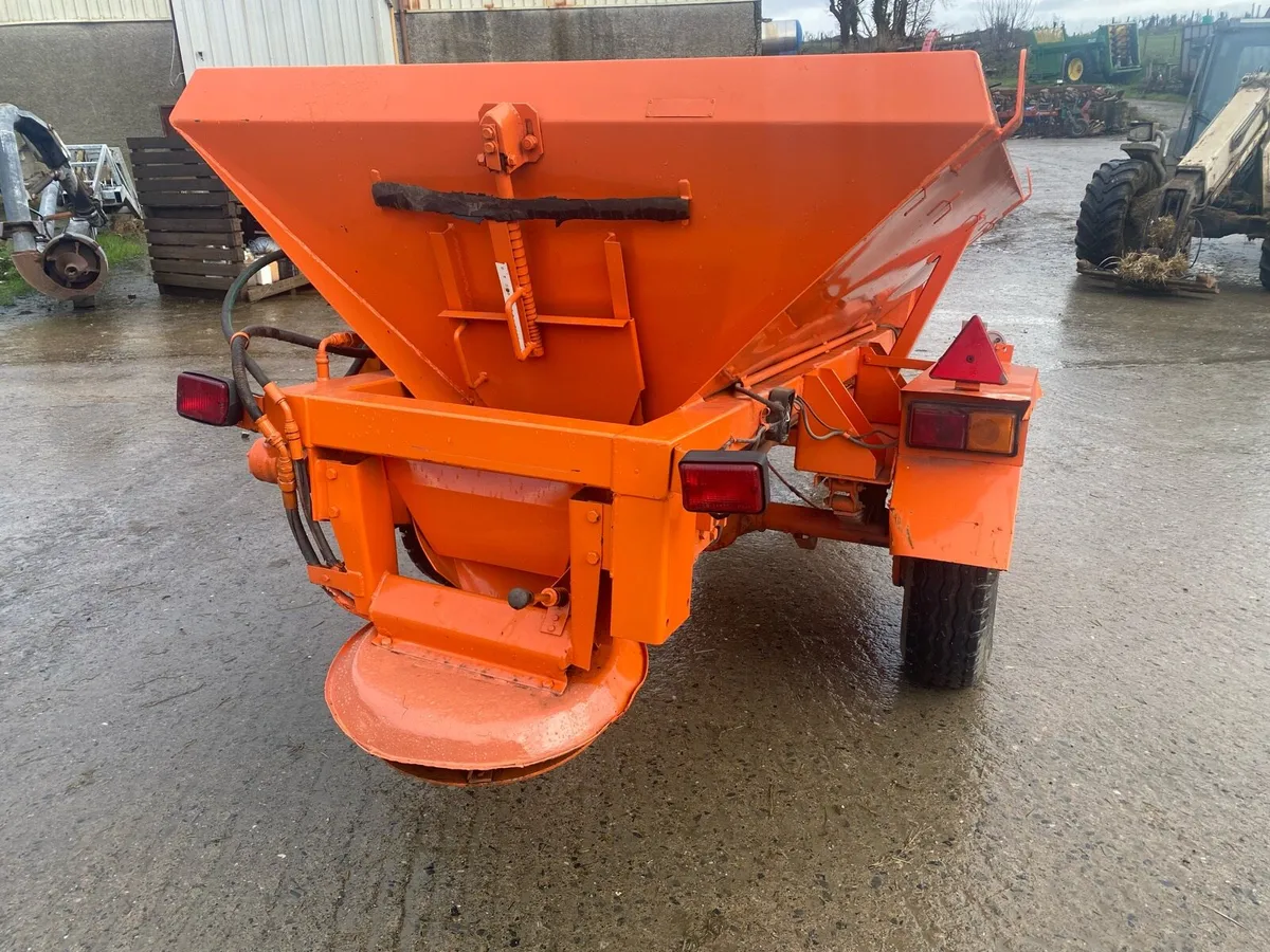 Lime fertiliser and salt spreader - Image 4