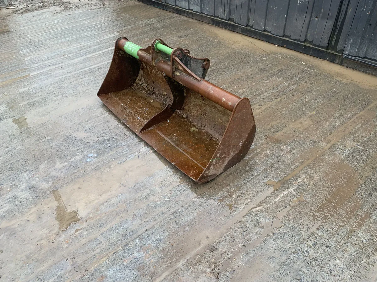 4FT 6 Digger Bucket – 45mm Pins | 300mm Centres - Image 3