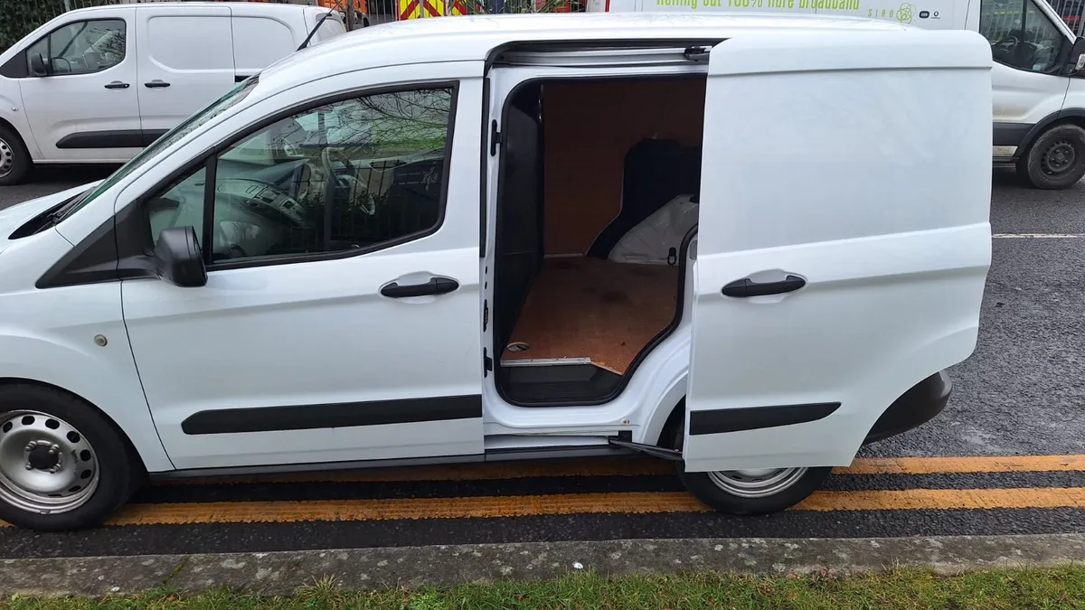 Ford Transit Courier 2022 - Image 2