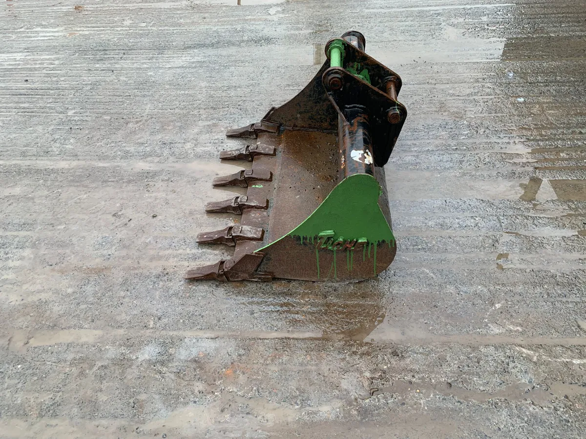 3FT Digger Bucket – 30mm Pins | 330mm Centres - Image 4