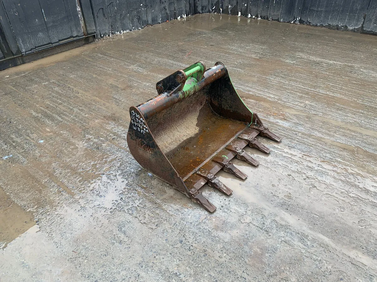 3FT Digger Bucket – 30mm Pins | 330mm Centres - Image 1