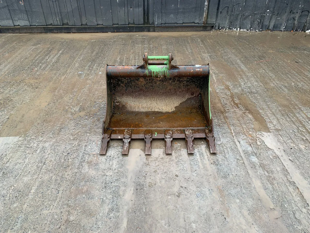 3FT Digger Bucket – 30mm Pins | 330mm Centres - Image 2
