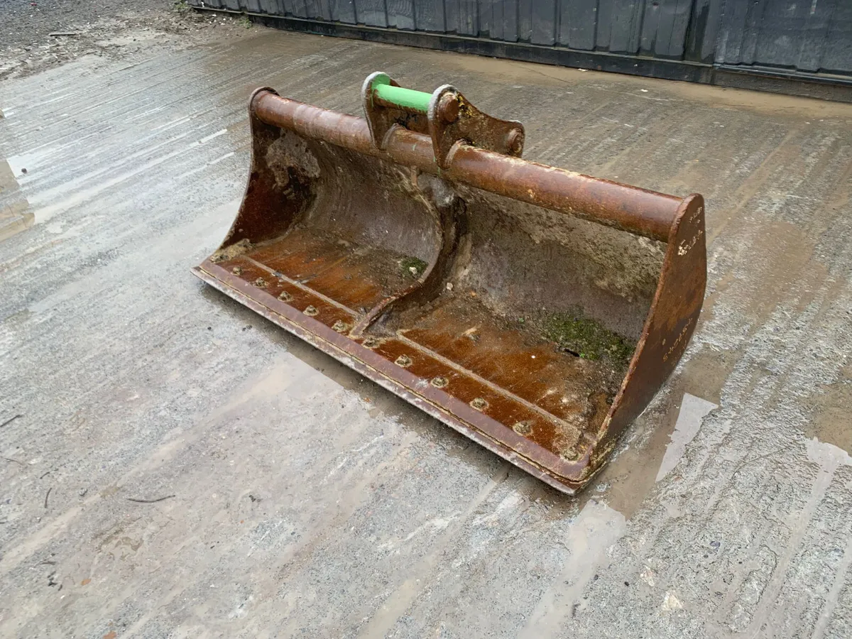 6FT  Digger Bucket – 65mm Pins | 400mm Centres - Image 3
