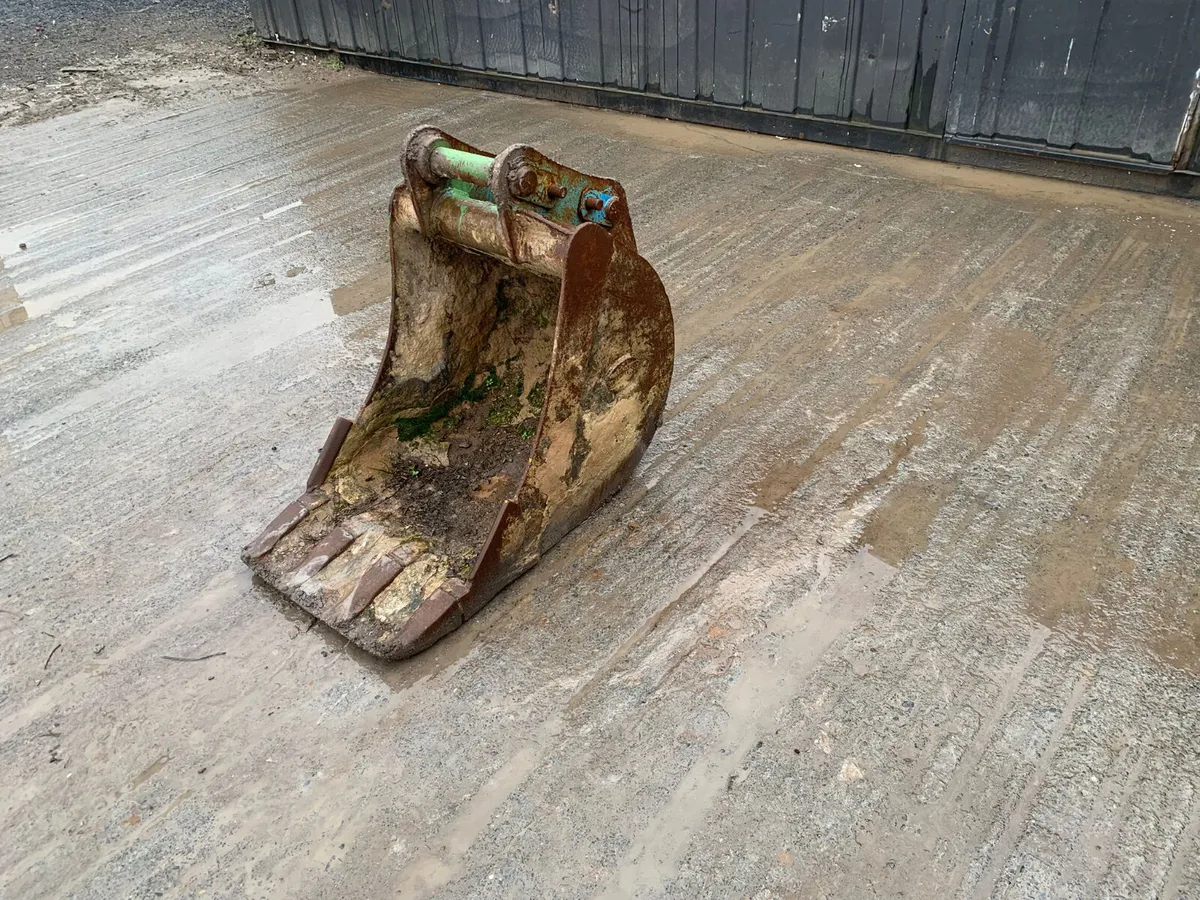 2FT Digger Bucket – 60mm Pins | 310mm Centres - Image 3
