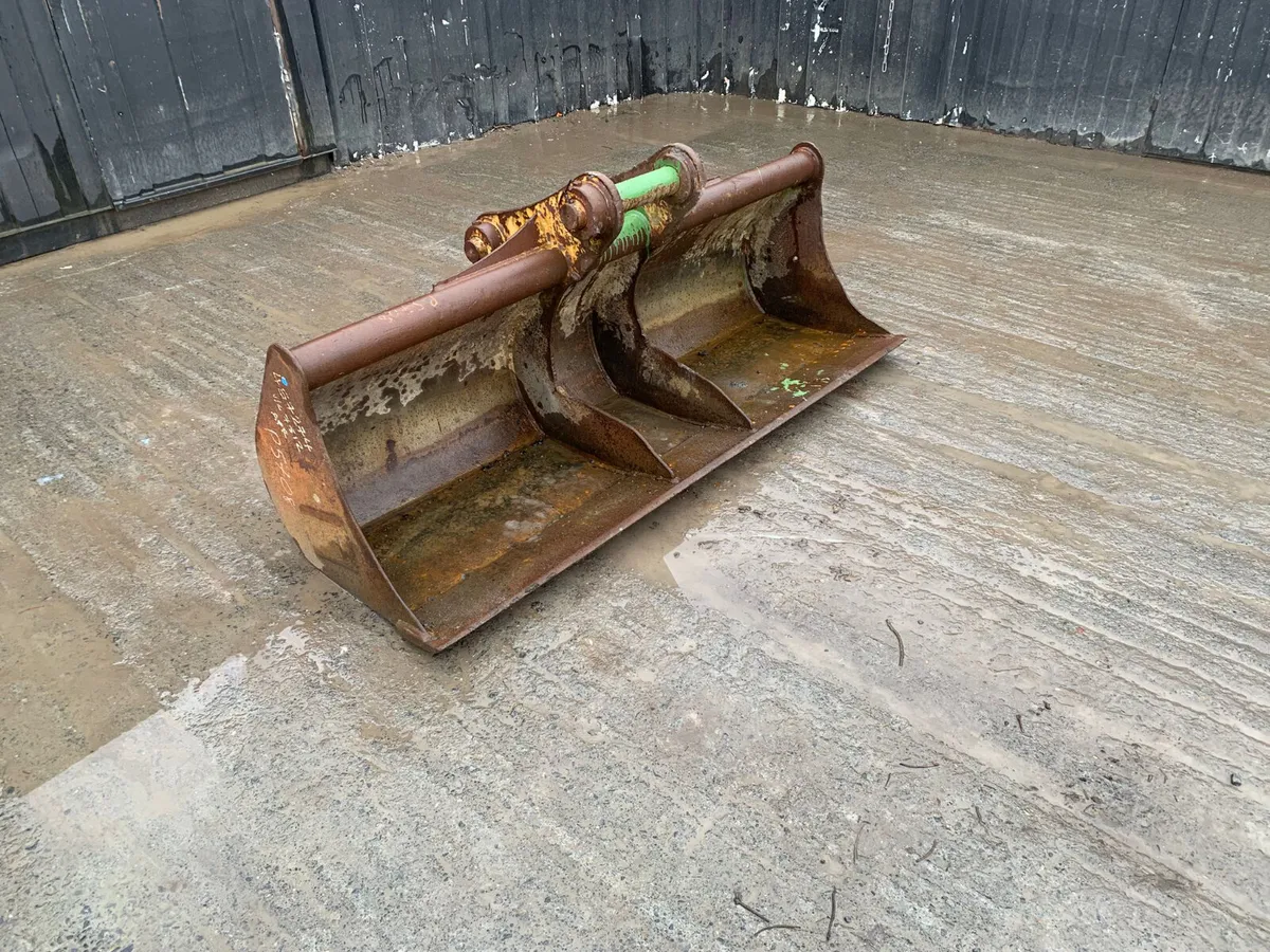 6FT Digger Bucket – 65mm Pins | 420mm Centres - Image 1