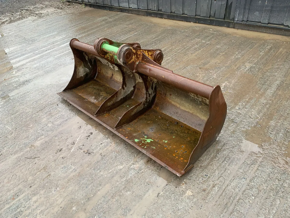 6FT Digger Bucket – 65mm Pins | 420mm Centres - Image 3