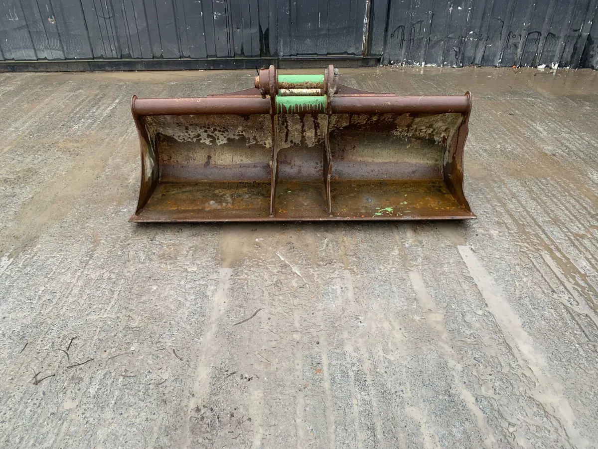 6FT Digger Bucket – 65mm Pins | 420mm Centres - Image 2