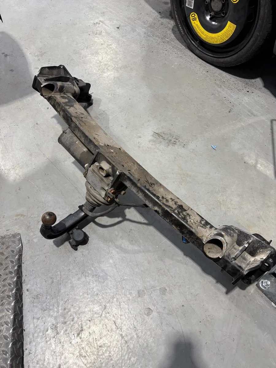 Land Rover Discovery power folding tow bar - Image 1