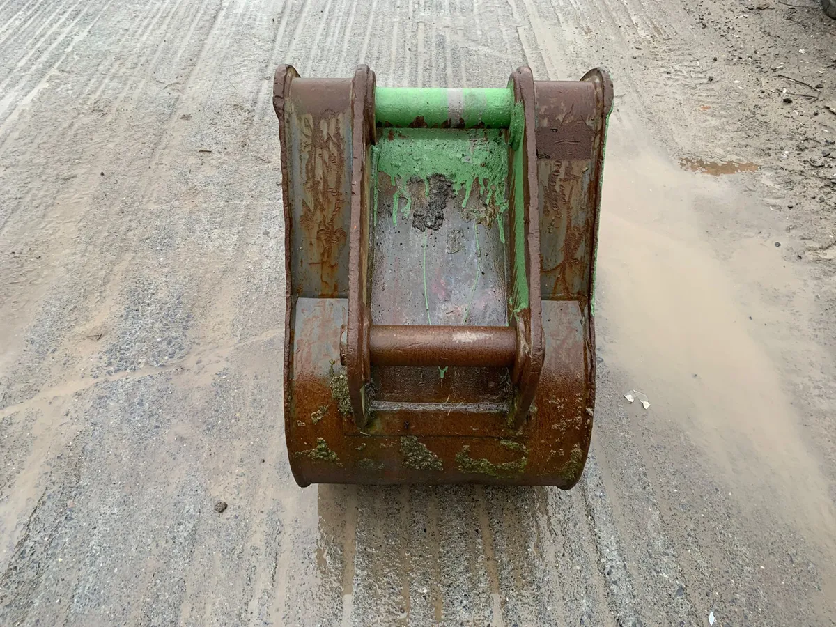 2FT Digger Bucket – 65mm Pins | 420mm Centres - Image 3