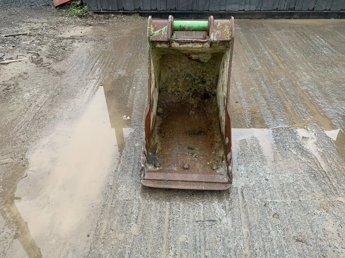 2FT Digger Bucket – 65mm Pins | 420mm Centres - Image 1