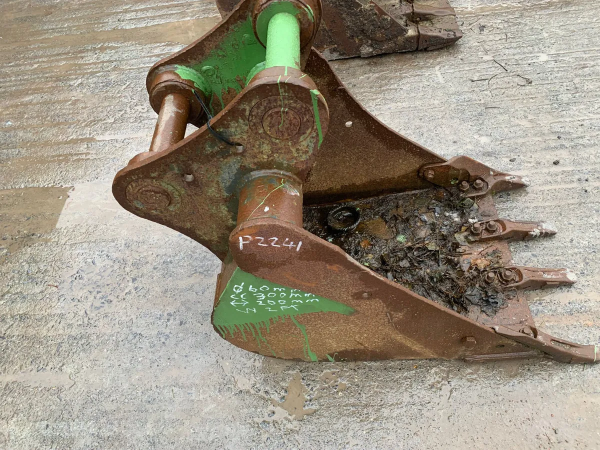 2FT Digger Bucket – 60mm Pins | 300mm Centres - Image 2