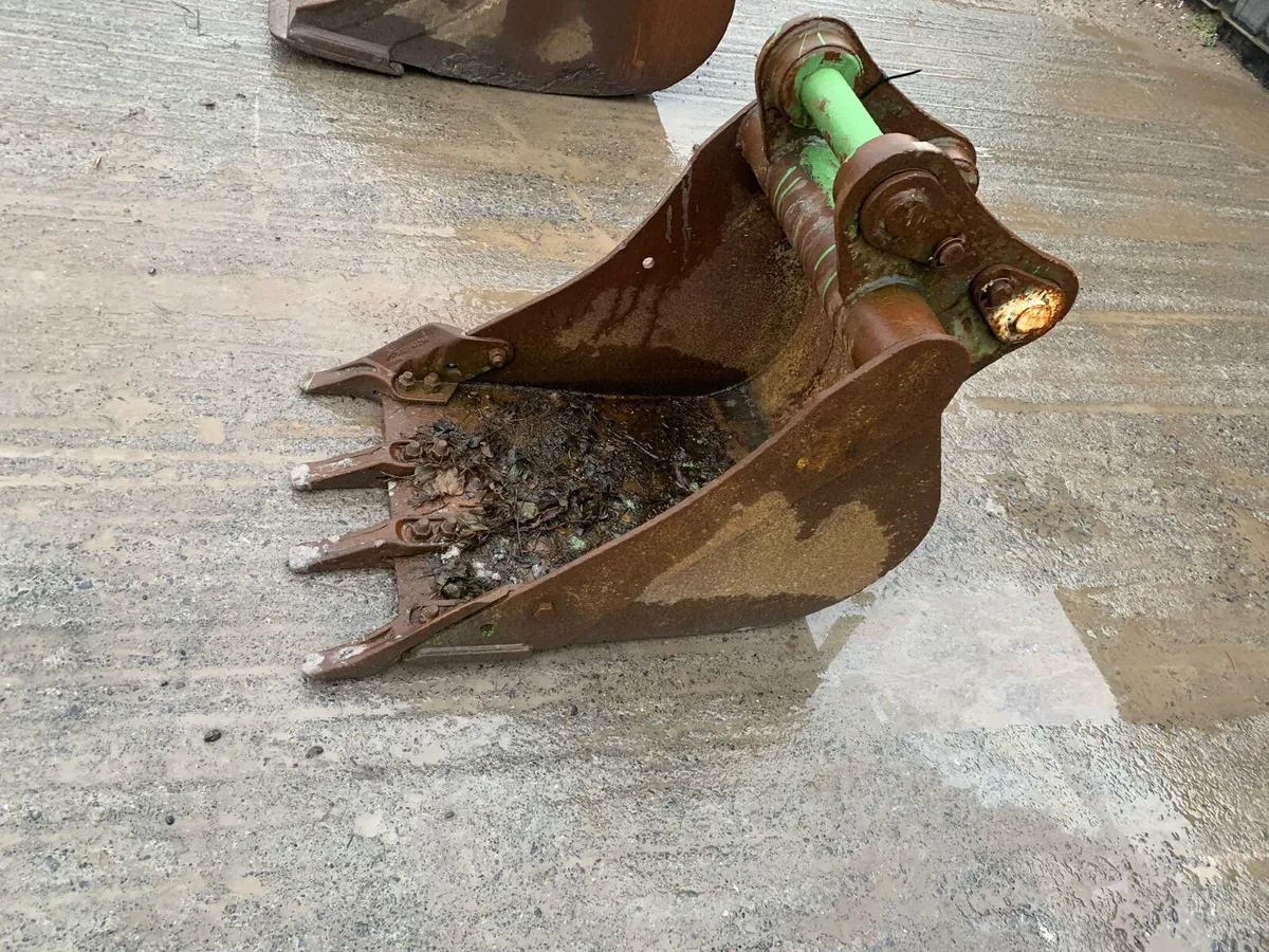 2FT Digger Bucket – 60mm Pins | 300mm Centres - Image 3