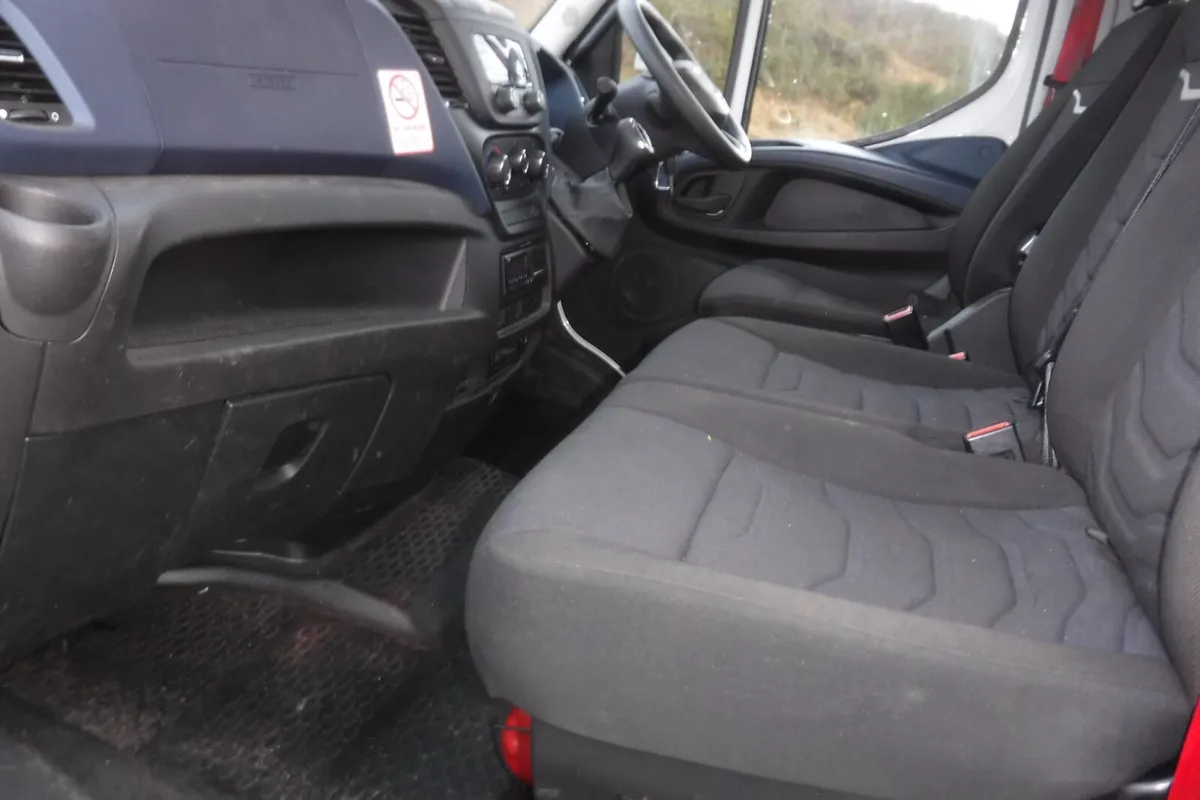 Iveco Daily 2021 17ft 2" 72-180 dropside 7200kg gr - Image 4