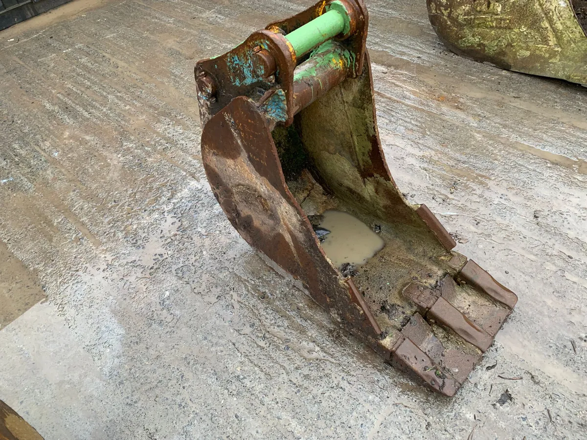 1FT Digger Bucket – 60mm Pins | 300mm Centres - Image 1