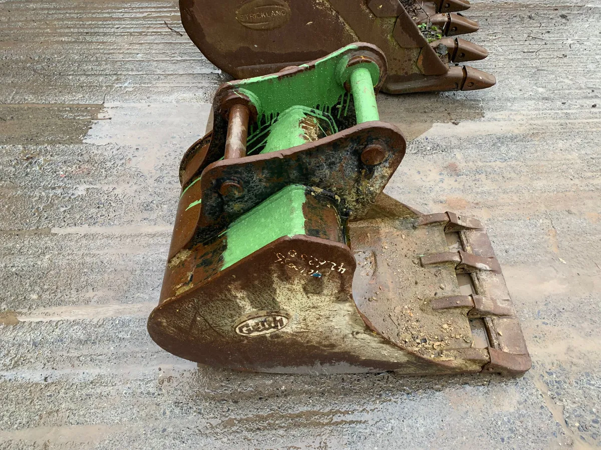 2FT Digger Bucket – 45mm Pins | 300mm Centres - Image 3