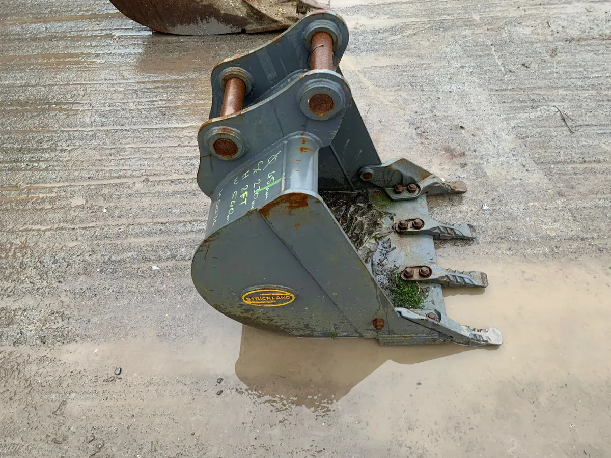 1FT 8 Digger Bucket – 45mm Pins | 230mm Centres - Image 2