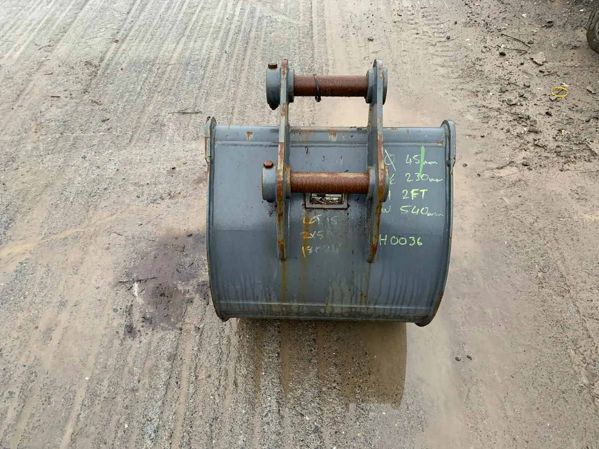 1FT 8 Digger Bucket – 45mm Pins | 230mm Centres - Image 3