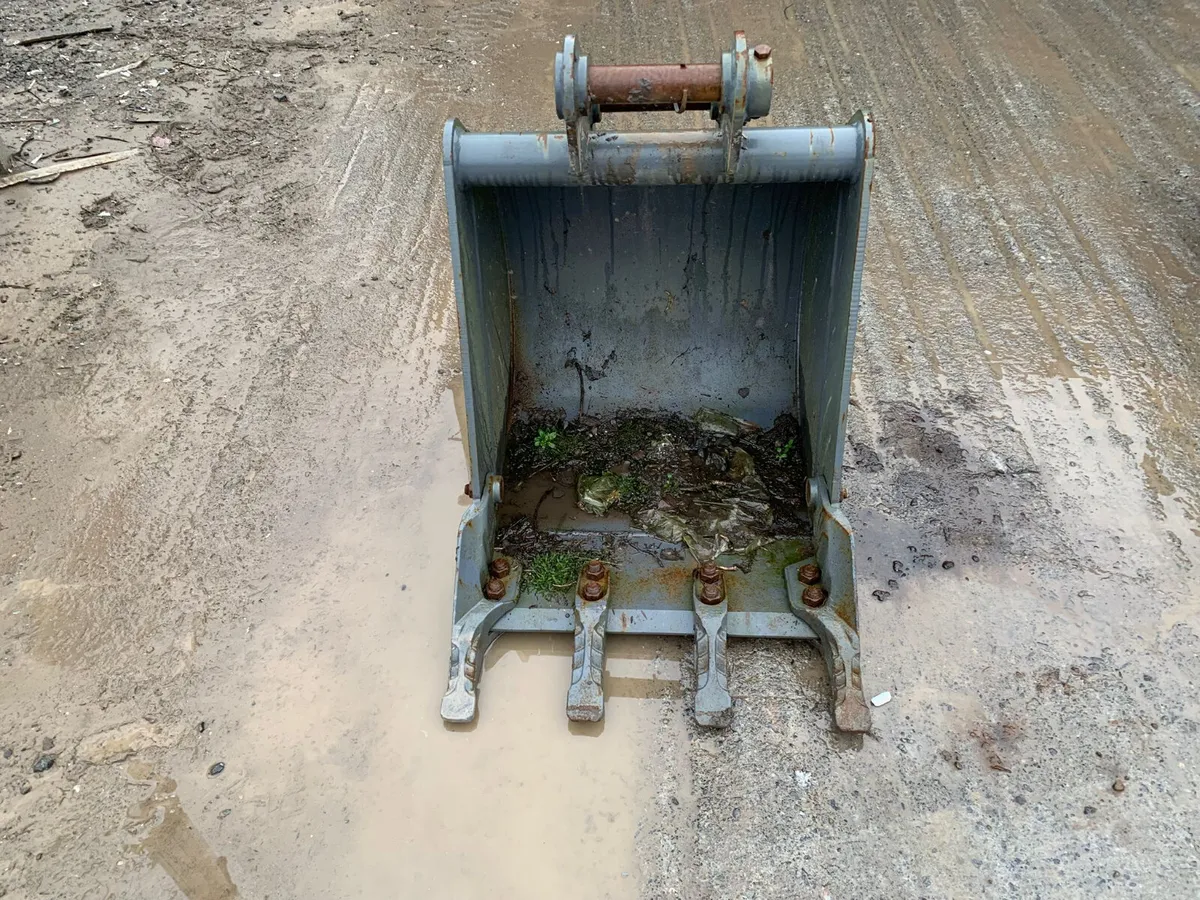 1FT 8 Digger Bucket – 45mm Pins | 230mm Centres - Image 1