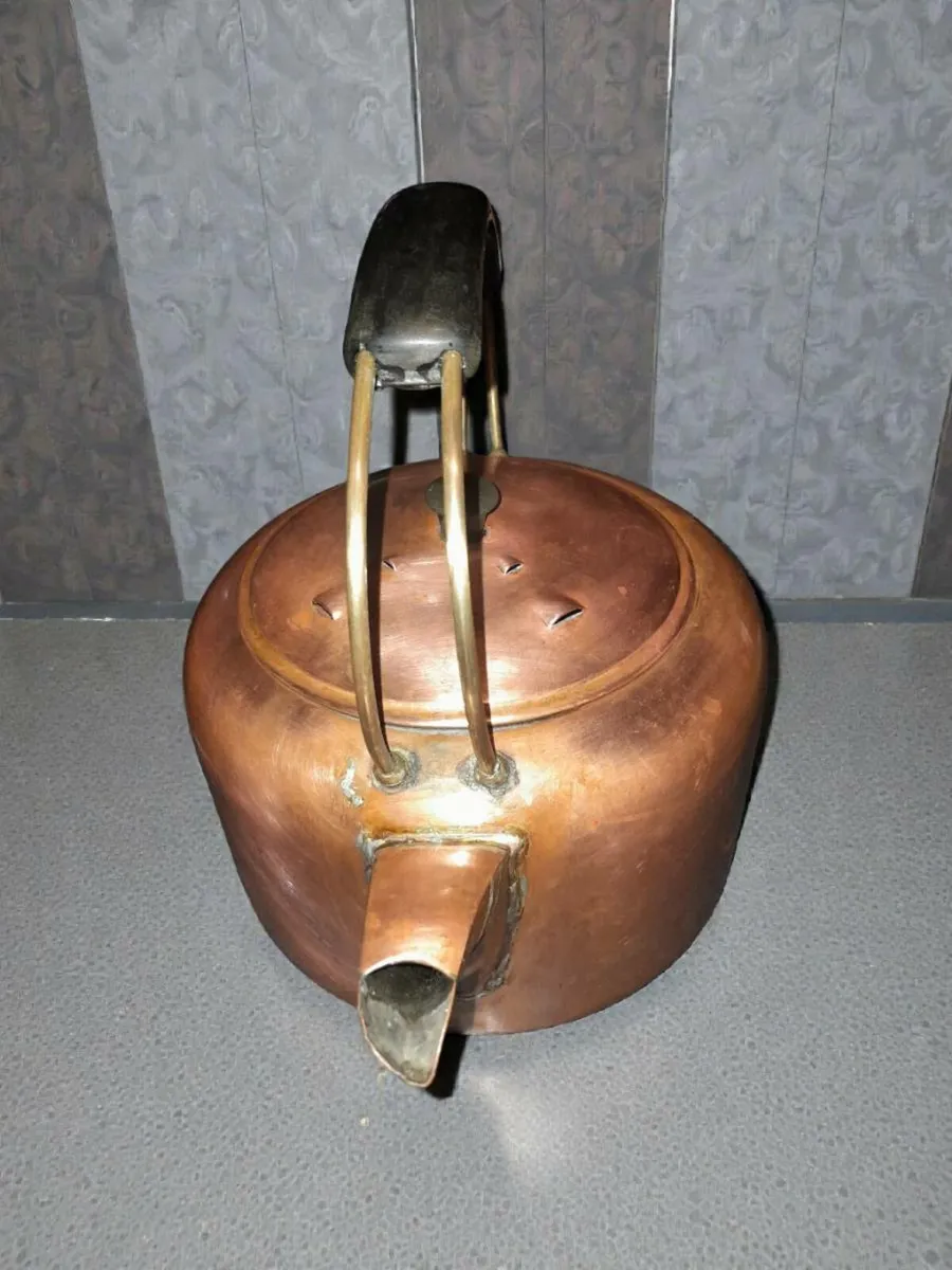 Massive copper kettle with bakelite handle - Image 2