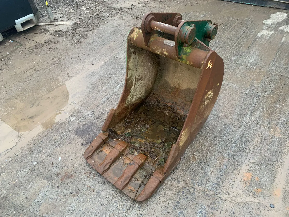 2FT Digger Bucket – 45mm Pins | 320mm Centres - Image 1