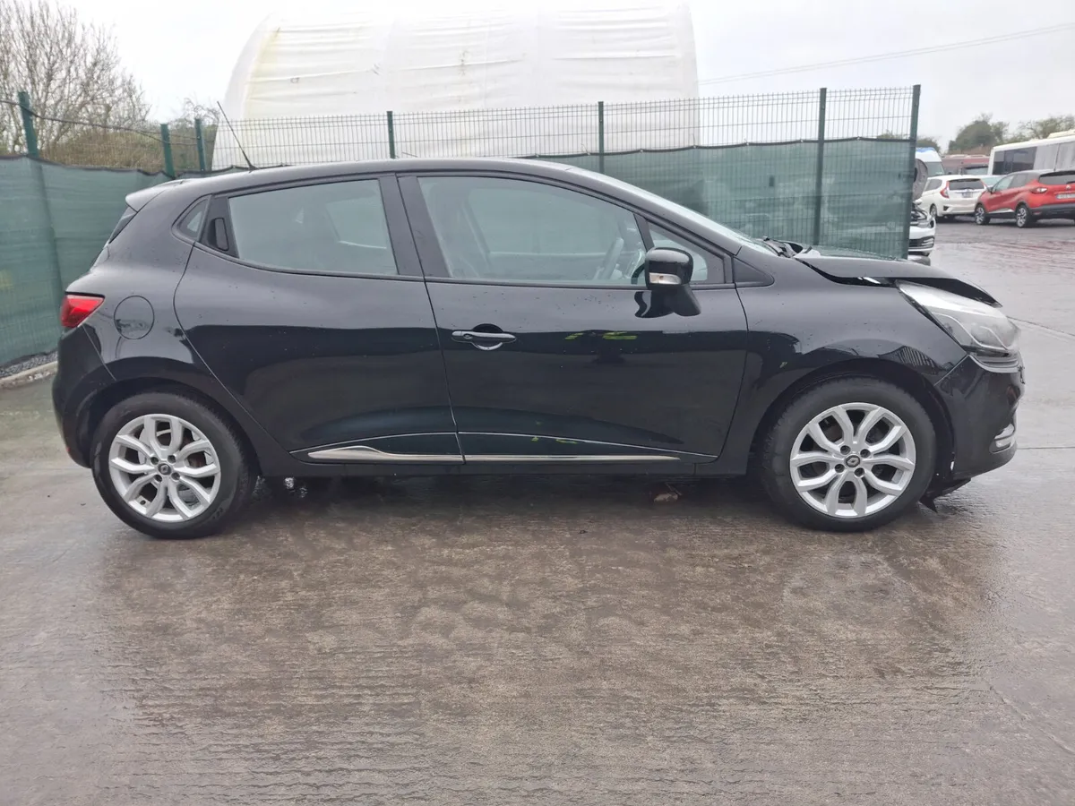 🚗. 2018 Renault Clio  1.0 Petrol - Image 3