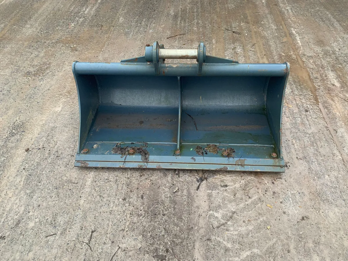 4FT Digger Bucket – 50mm Pins | 320mm Centres - Image 2