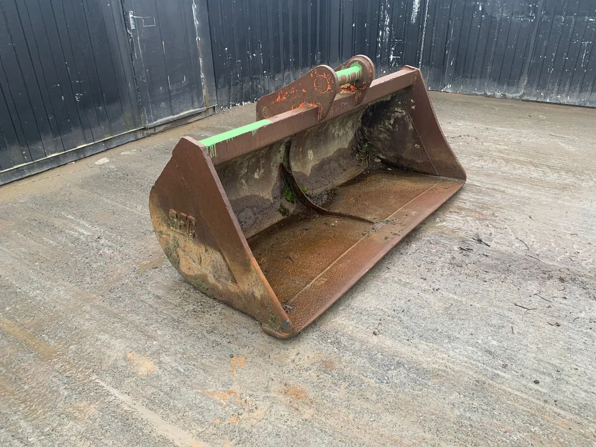 7FT Digger Bucket – 80mm Pins | 480mm Centres - Image 1