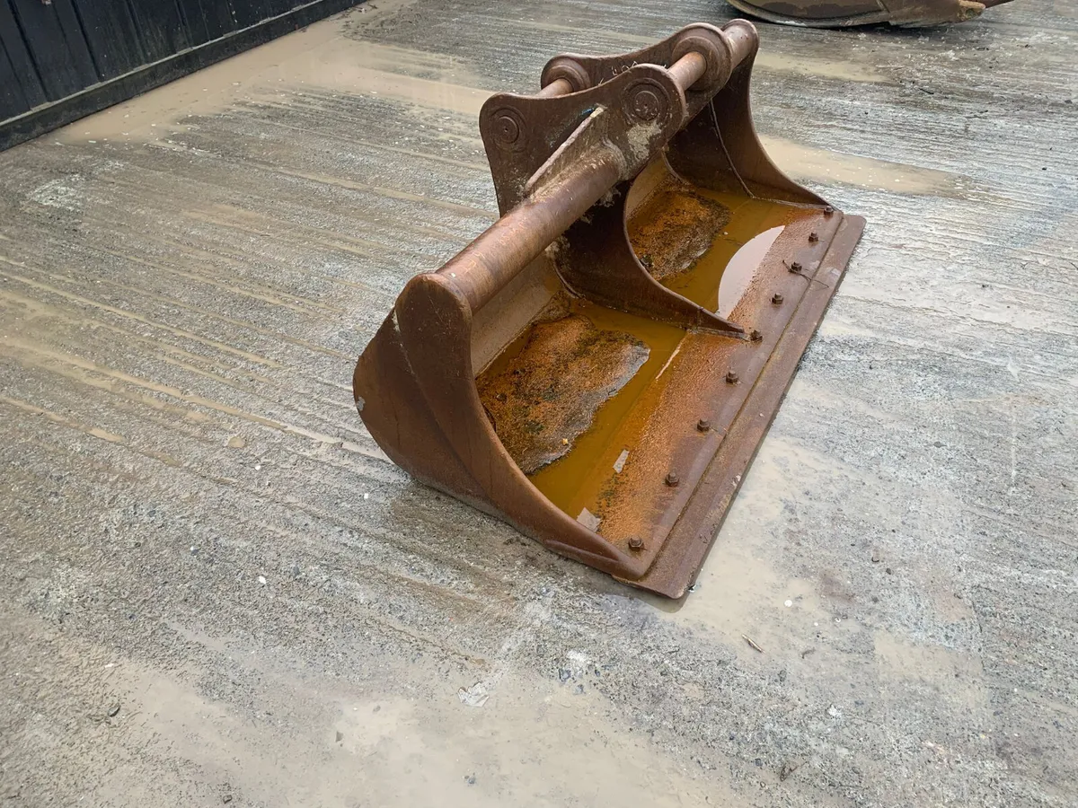 6FT Digger Bucket –65mm Pins | 400mm Centres - Image 1