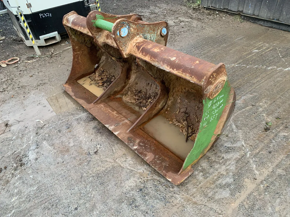 6FT Digger Bucket – 65mm Pins | 420mm Centres - Image 3