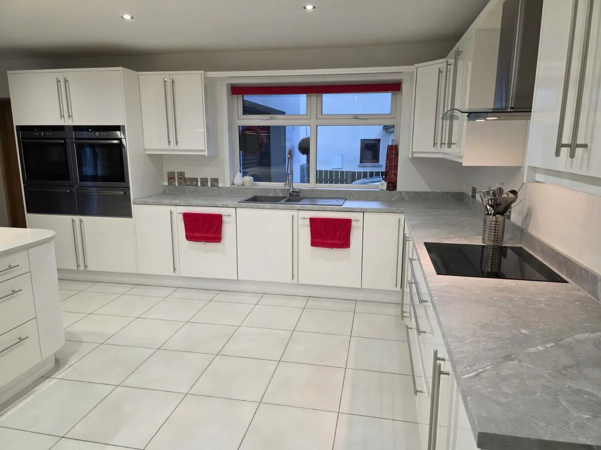 White gloss kitchen and applainces Immaculate ! - Image 2