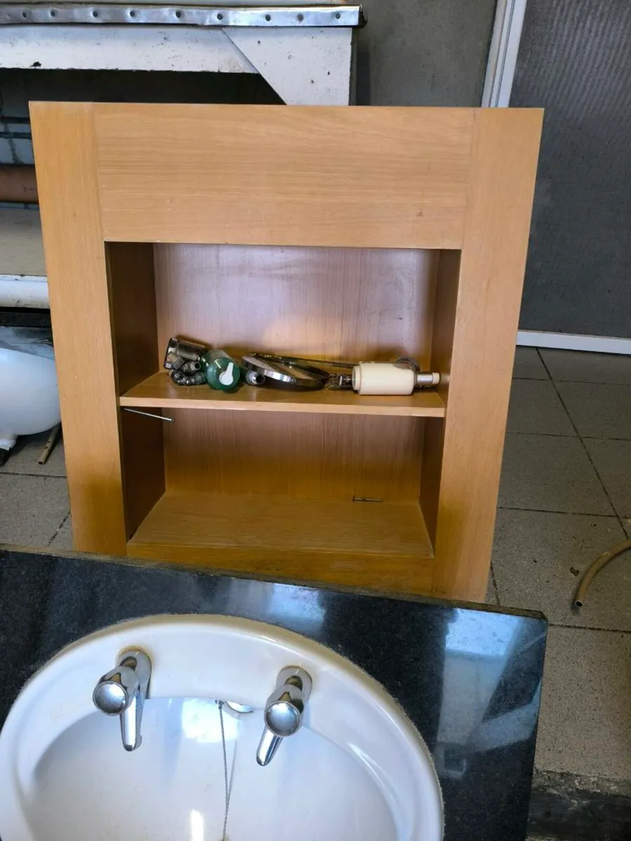 Bathroom, toilets & sinks with marble tops - Image 3