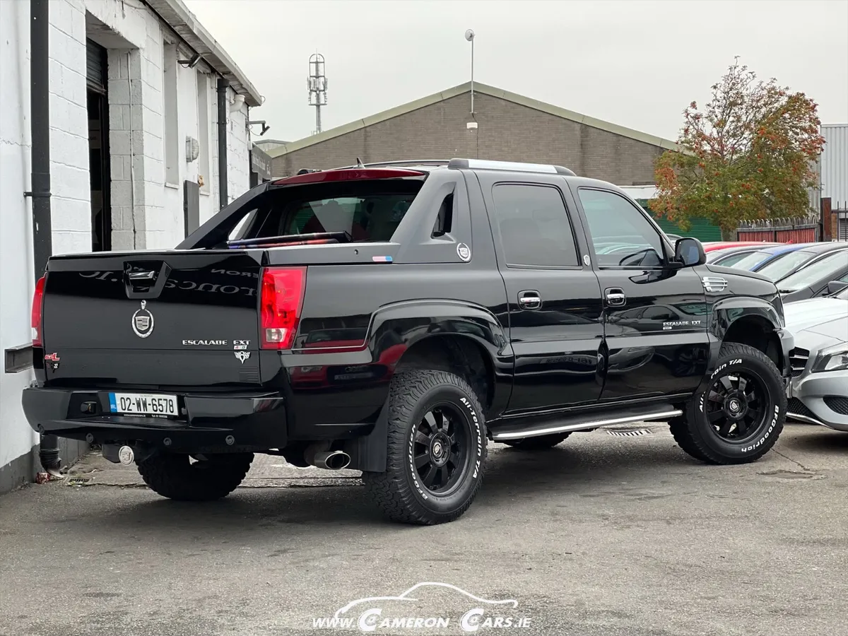 CADILLAC ESCALADE V8 SPORT TRUCK - Image 2