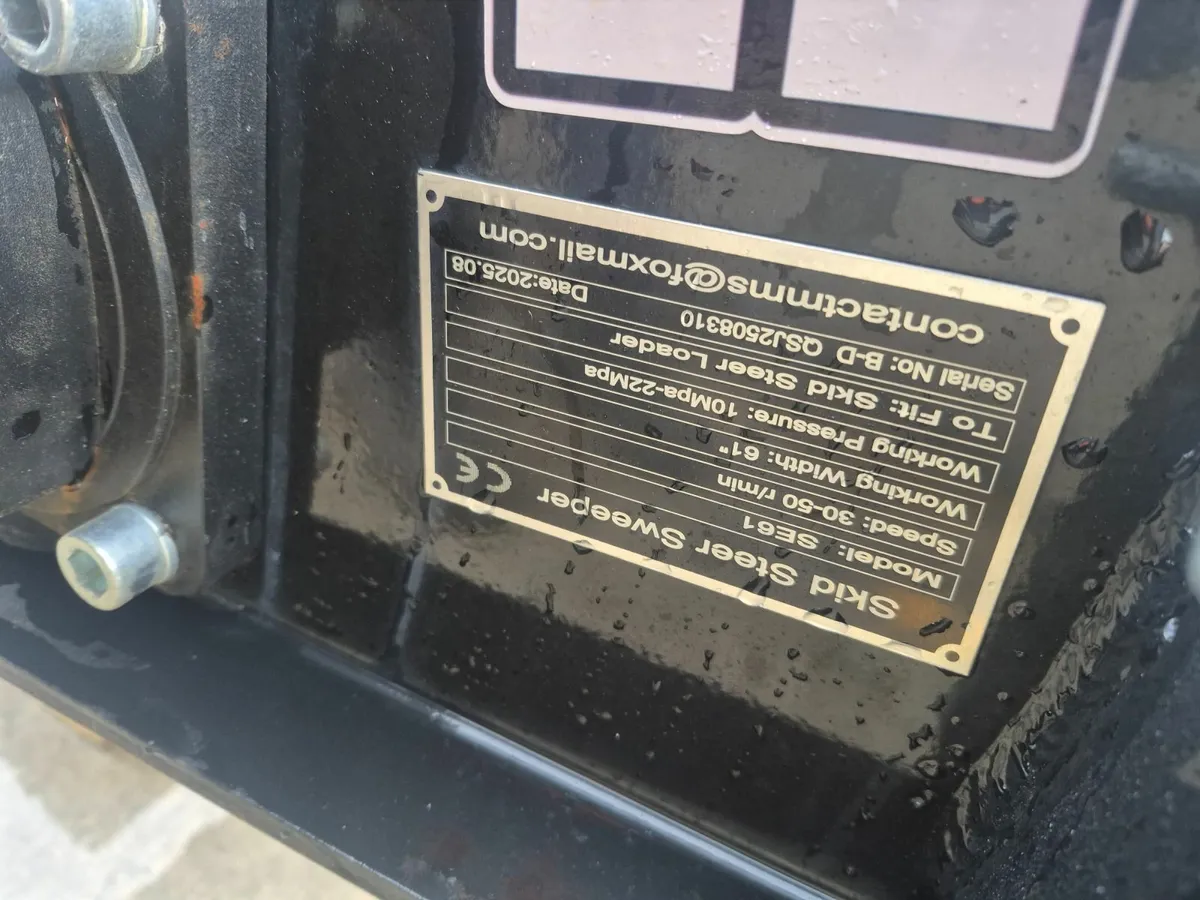 Sweeper skid steer loader - Image 2