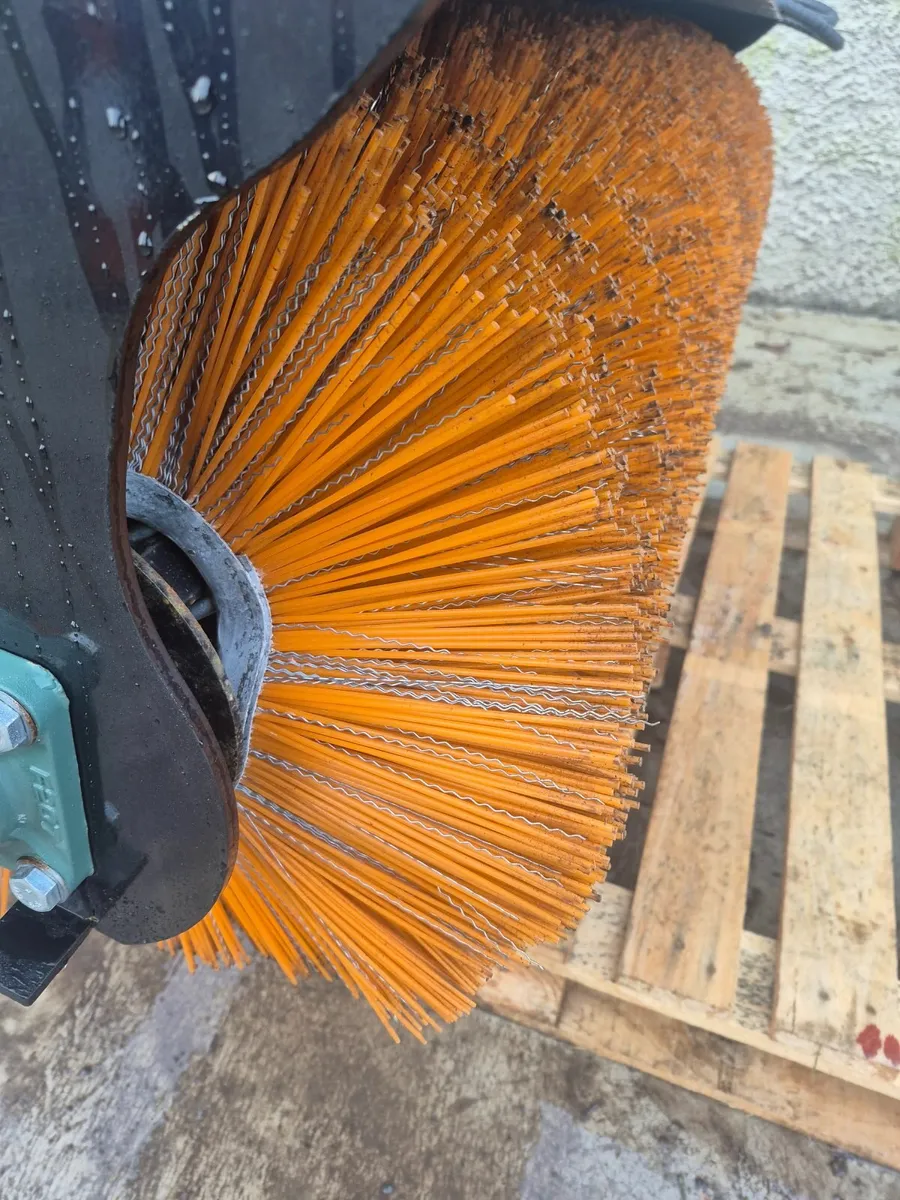 Sweeper skid steer loader - Image 3