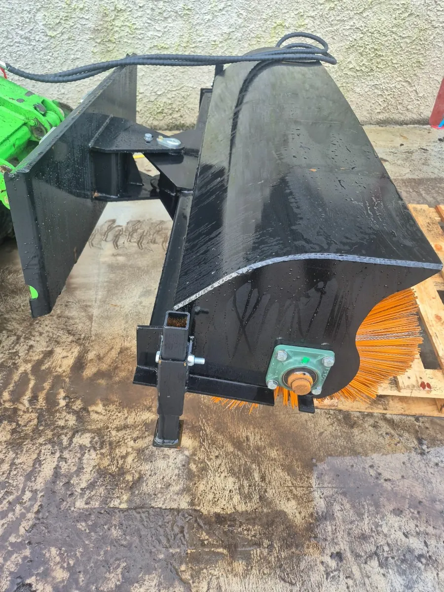 Sweeper skid steer loader - Image 4