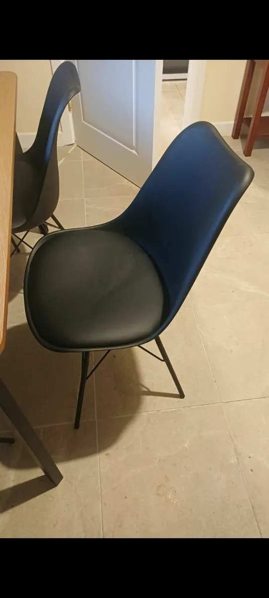 Table and chairs - Image 2