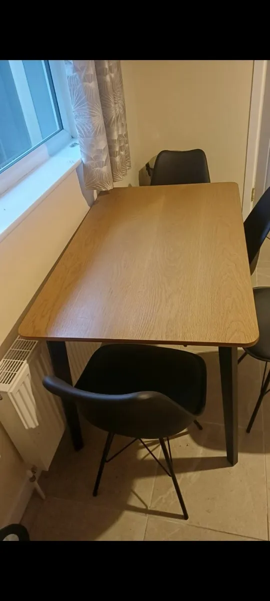 Table and chairs - Image 3