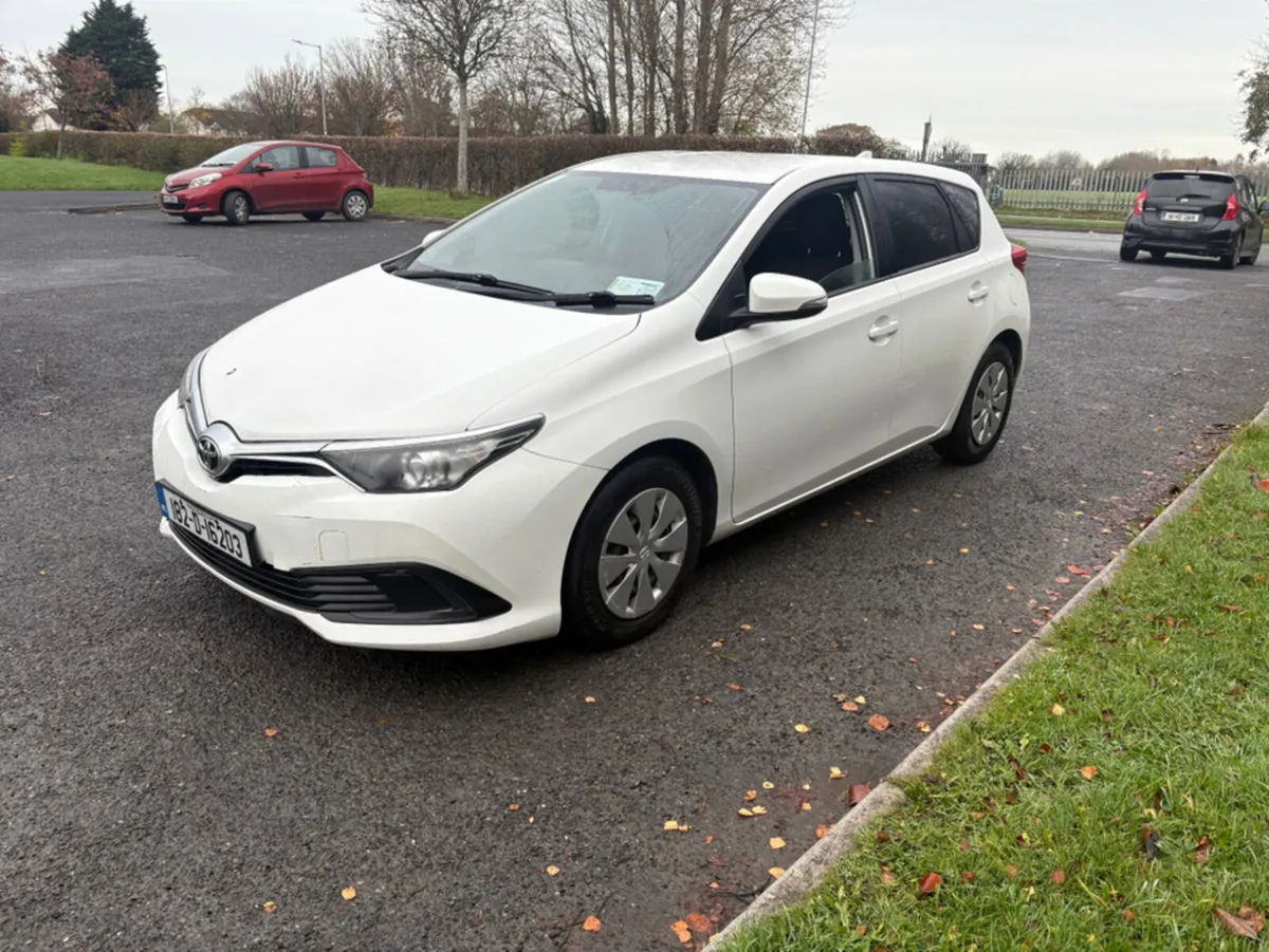 Toyota Auris 1.4 D-4D TERRA 4DR - Image 2