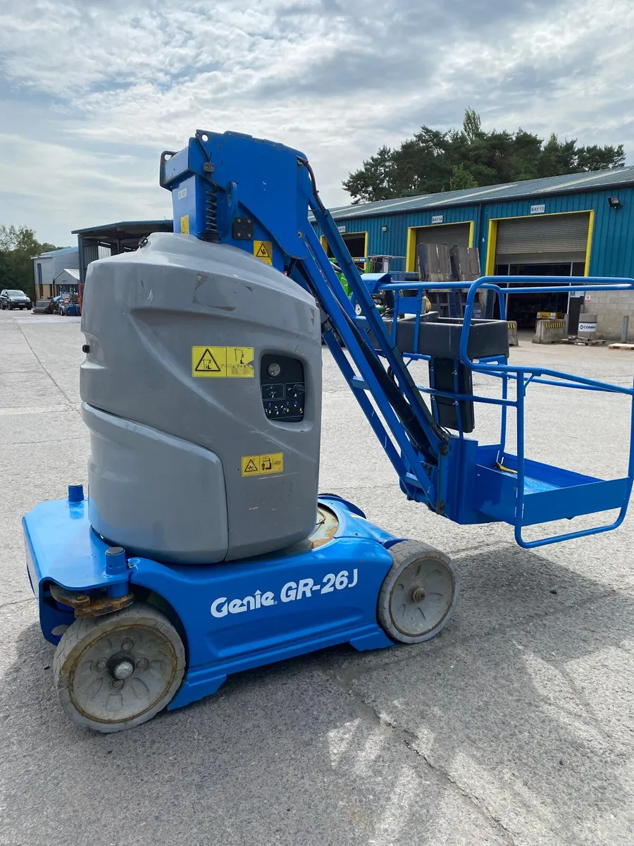 2012 GENIE GR26J 32FT VERTICAL MAST BOOM LIFT - Image 1