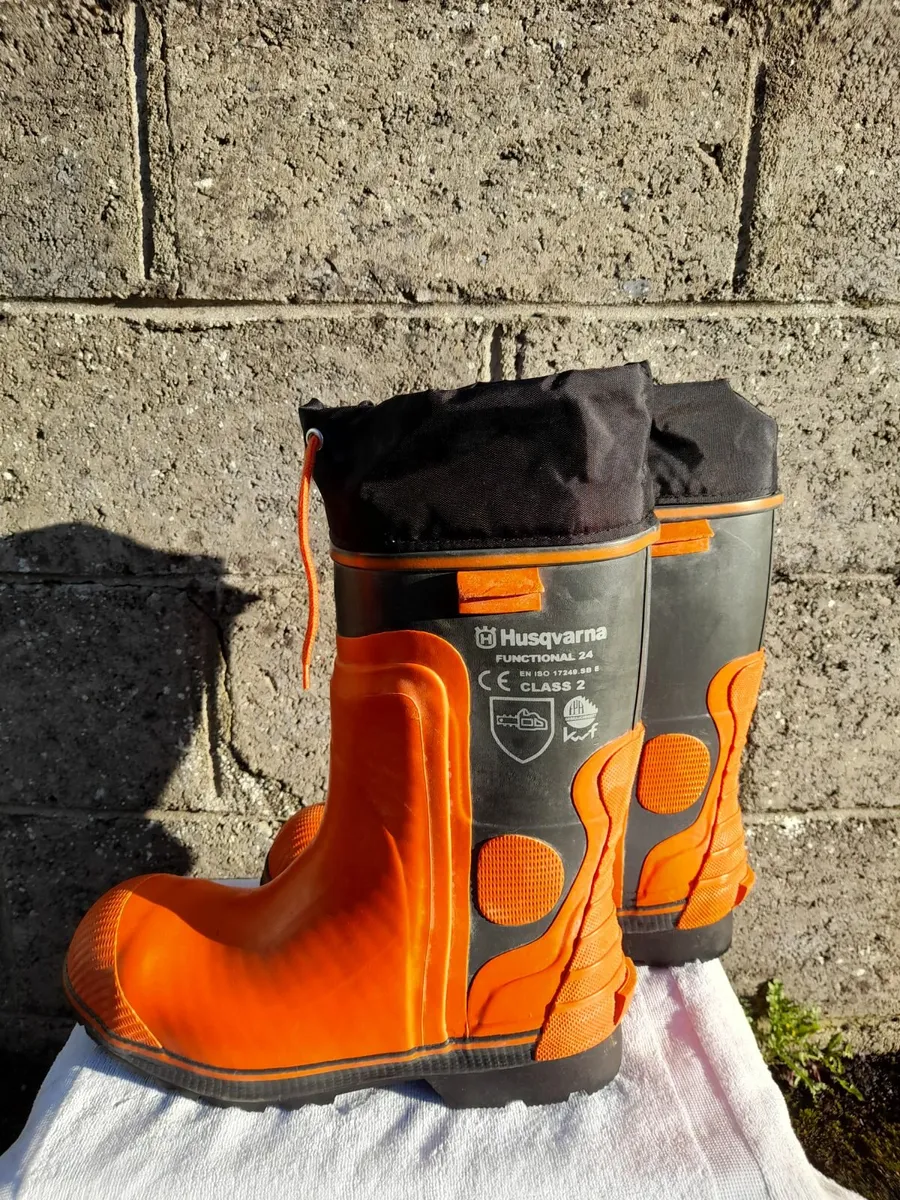 selling chainsaw boots - Image 1